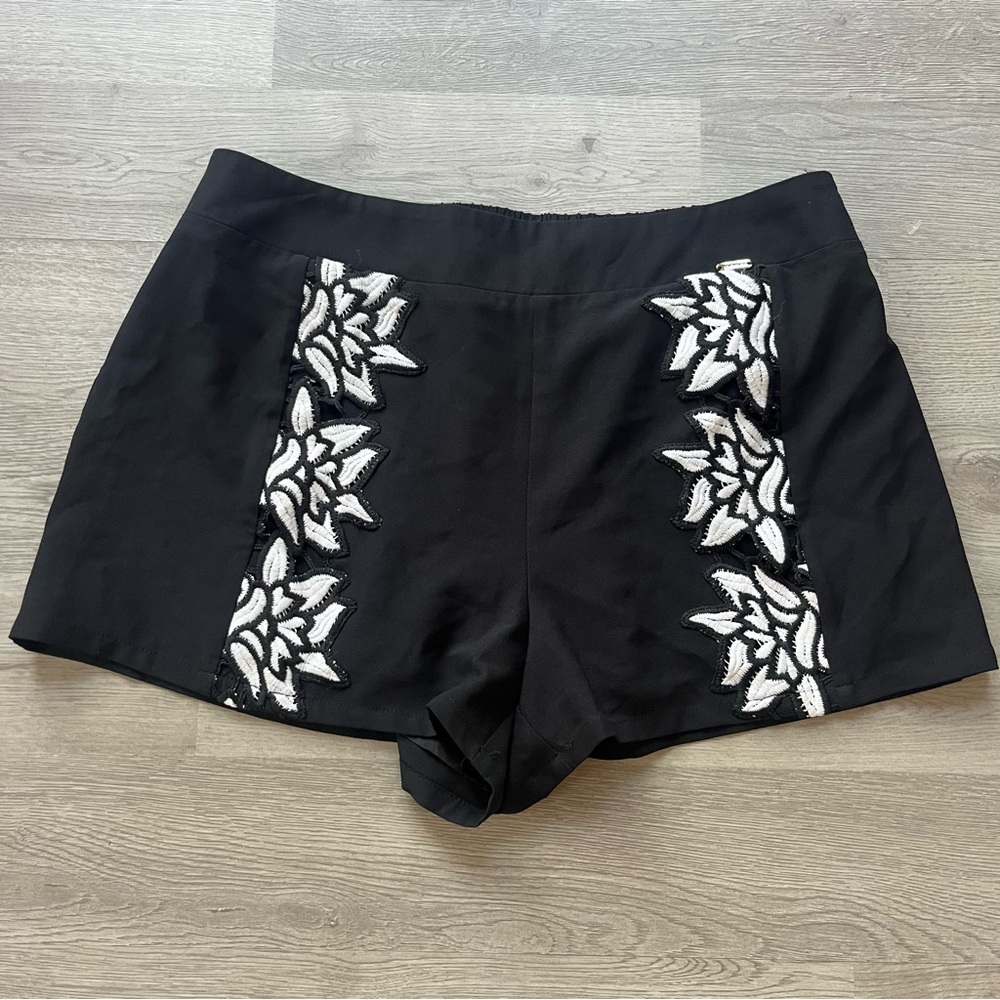 BeBe Vintage Embroidered Shorts (M)